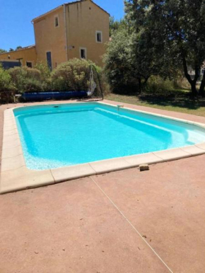 Charmant chalet à Cornillon-Confoux avec piscine partagée